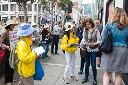 旧金山法轮功学员“真相小游行” 为反活摘征签