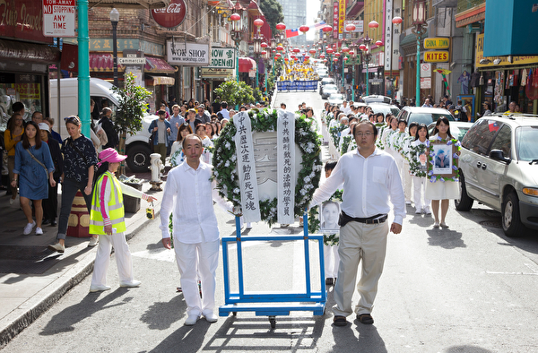 10月22日，來自世界各地的部分法輪功學員及民眾四千人在舊金山市中心舉行大型遊行，呼籲制止中共迫害法輪功、制止中共強摘人體器官、法辦迫害元凶江澤民。（季媛／大紀元）